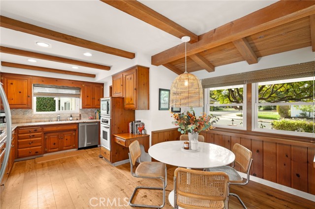 Detail Gallery Image 6 of 30 For 23843 Crosson Dr, Woodland Hills,  CA 91367 - 3 Beds | 2/1 Baths