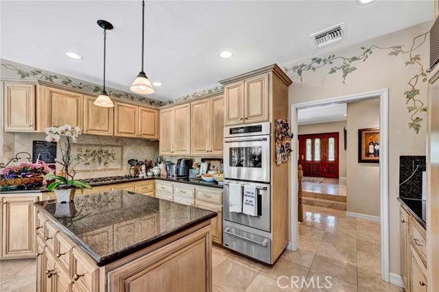 10302 Broadview Place, North Tustin CA: https://media.crmls.org/medias/aa2bf466-4f9a-4d9c-91ae-c5c6ff892005.jpg