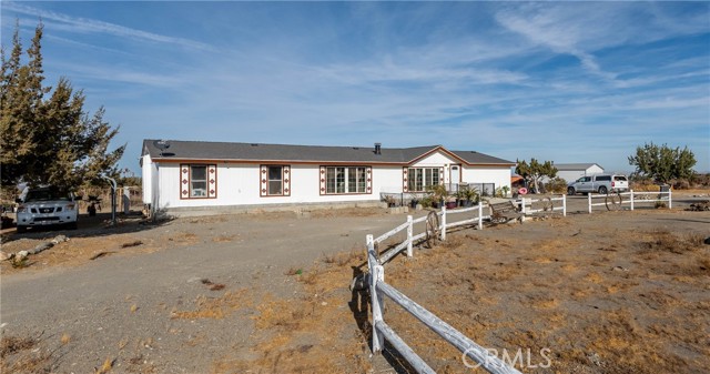 Detail Gallery Image 2 of 19 For 2964 Smoke Tree Road, Pinon Hills,  CA 92372 - 4 Beds | 2 Baths