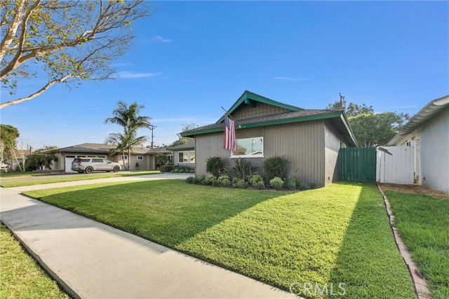 Detail Gallery Image 3 of 35 For 16572 Patricia Ln, Huntington Beach,  CA 92647 - 4 Beds | 2 Baths