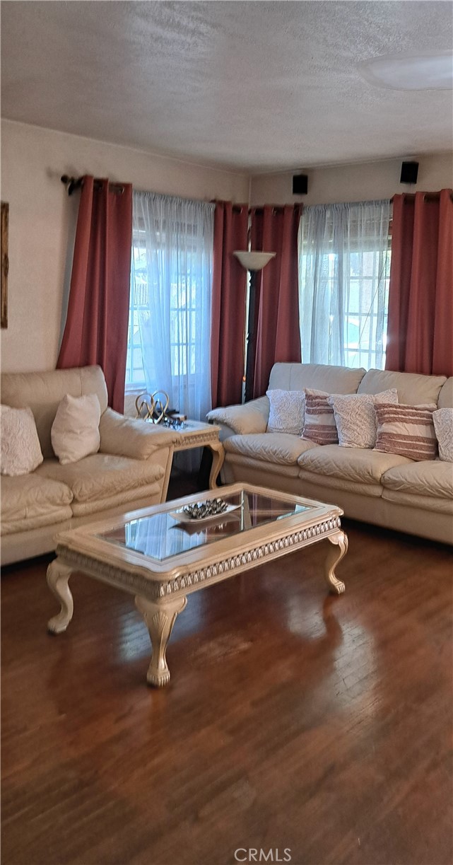 https://media.crmls.org/medias/aa340cfd-d40a-460b-bc6b-e03da337e223.jpg?preset=X-Large