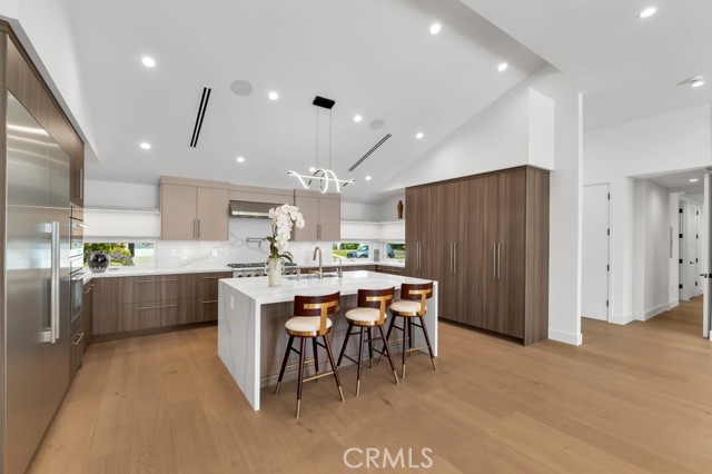 Detail Gallery Image 14 of 46 For 4801 Abbeyville Ave, Woodland Hills,  CA 91364 - 5 Beds | 5/2 Baths