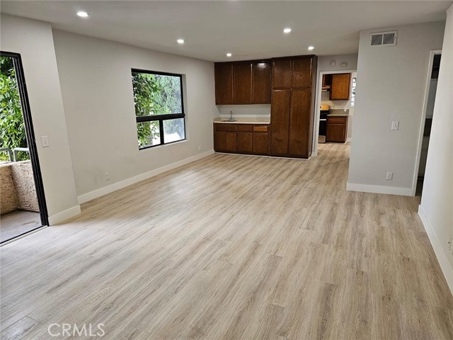 Detail Gallery Image 3 of 22 For 8331 Cedros Ave #14,  Panorama City,  CA 91402 - 2 Beds | 2 Baths