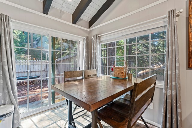 Detail Gallery Image 9 of 31 For 26648 Lake Forest Dr, Twin Peaks,  CA 92391 - 3 Beds | 2 Baths