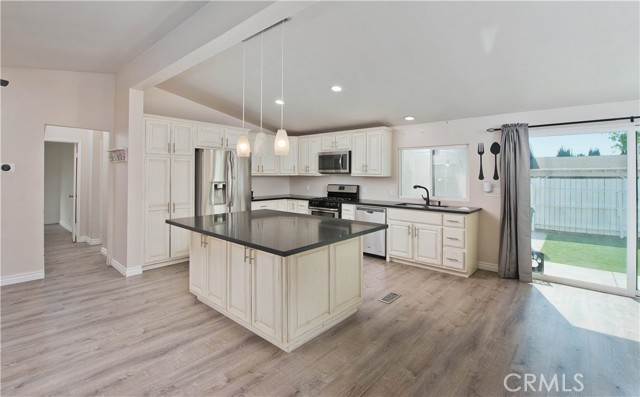 31957 Emerald Lane, Castaic CA: https://media.crmls.org/medias/aa3eba71-430d-4381-bd12-acbee04657ce.jpg