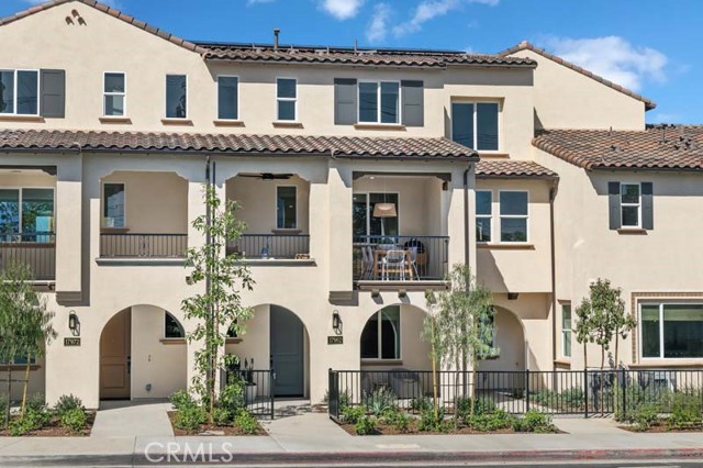 Detail Gallery Image 2 of 15 For 17972 Olivia Ln, Huntington Beach,  CA 92646 - 3 Beds | 3/1 Baths