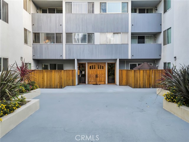 Detail Gallery Image 2 of 33 For 6150 Buckingham Pkwy #202,  Culver City,  CA 90230 - 2 Beds | 2 Baths