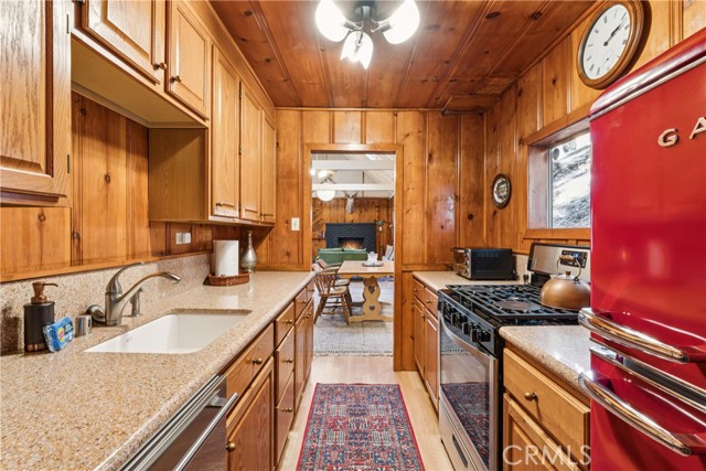 Detail Gallery Image 13 of 52 For 465 Blue Jay Canyon Road, Blue Jay,  CA 92317 - 3 Beds | 2 Baths