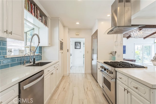Detail Gallery Image 4 of 15 For 4922 Escobedo Dr, Woodland Hills,  CA 91364 - 5 Beds | 2/1 Baths