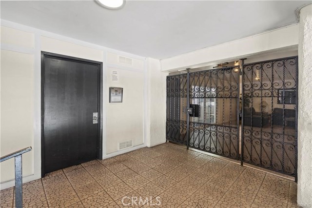 Detail Gallery Image 3 of 14 For 5412 Lindley Ave #108,  Encino,  CA 91316 - 3 Beds | 2 Baths