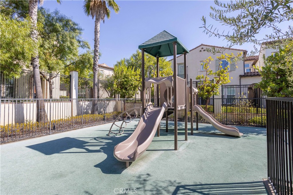 https://media.crmls.org/medias/aa49361a-bbd2-4763-98b3-89c2d5025a16.jpg?preset=X-Large
