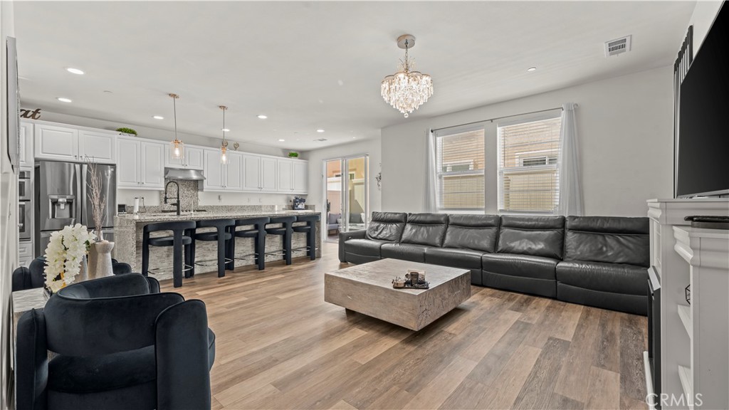https://media.crmls.org/medias/aa493be7-61db-405f-accc-4d47ec6663bd.jpg?preset=X-Large
