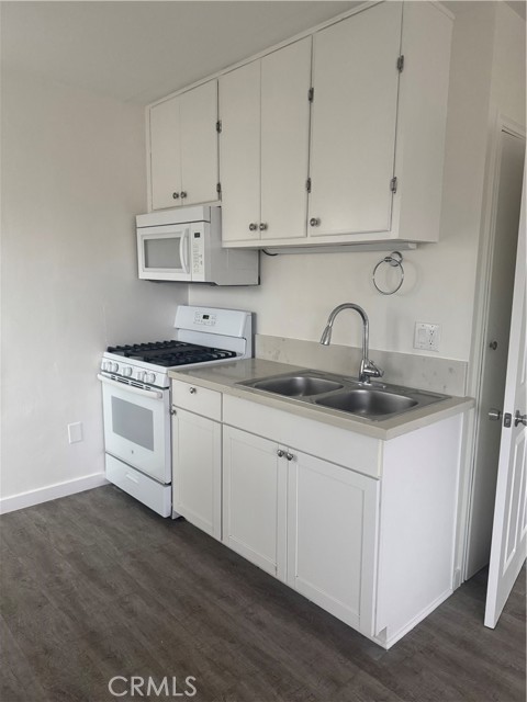 Detail Gallery Image 5 of 11 For 149 Avenida Cabrillo #C,  San Clemente,  CA 92672 - 1 Beds | 1 Baths