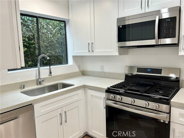 Detail Gallery Image 5 of 11 For 327 W Stocker St #4,  Glendale,  CA 91202 - 2 Beds | 2/1 Baths