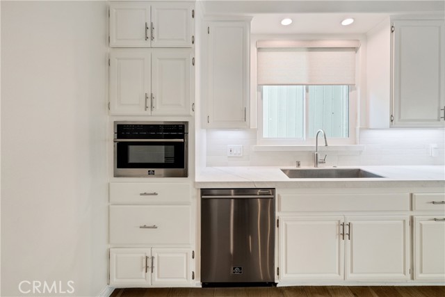 Detail Gallery Image 14 of 56 For 1707 Marshallfield #B,  Redondo Beach,  CA 90278 - 3 Beds | 3 Baths