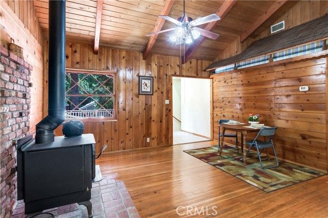 5940 Lake Drive, Angelus Oaks CA: https://media.crmls.org/medias/aa4de1a3-f2ff-4f09-9d4d-e36cc5bfd906.jpg
