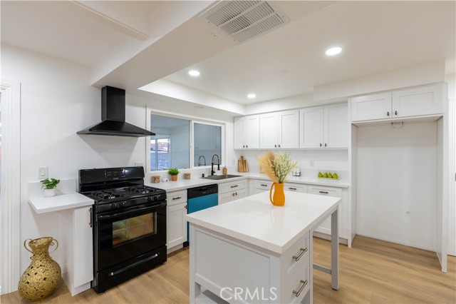 Detail Gallery Image 5 of 28 For 5245 N Mountain View, San Bernardino,  CA 92407 - 5 Beds | 2 Baths