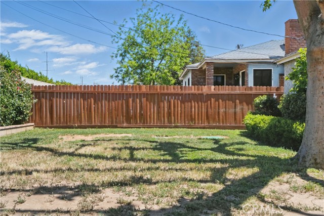 13384 Foothill Boulevard, Sylmar CA: https://media.crmls.org/medias/aa539e21-89d0-48e1-9153-fec7243bfd3b.jpg