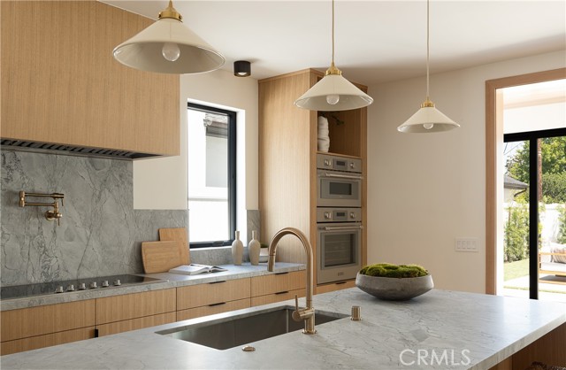 Detail Gallery Image 7 of 39 For 4936 Strohm Ave, Toluca Lake,  CA 91601 - 6 Beds | 6/1 Baths
