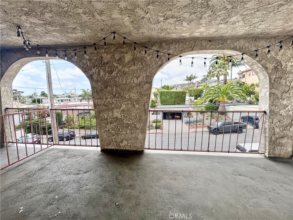 https://media.crmls.org/medias/aa59c670-de9e-493a-9592-68568ccb26df.jpg?preset=X-Large