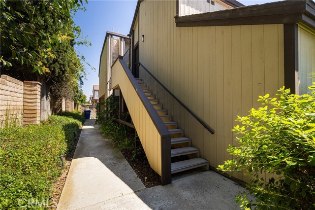 Detail Gallery Image 2 of 25 For 22421 Sherman Way #1,  West Hills,  CA 91307 - 2 Beds | 2 Baths