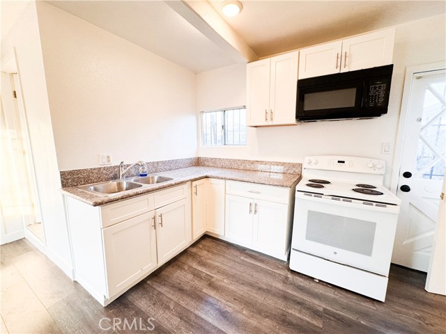 1746 W 82nd Street, Los Angeles CA: https://media.crmls.org/medias/aa5b44a5-c888-44c5-8f95-71915e7c1091.jpg