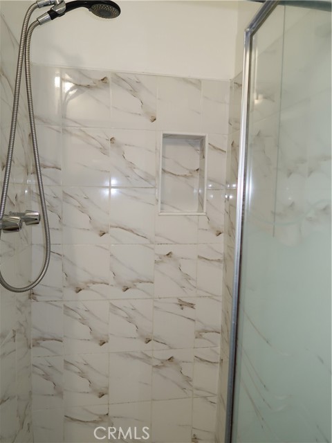 Detail Gallery Image 14 of 37 For 8055 Canby Ave #5,  Reseda,  CA 91335 - 3 Beds | 2/1 Baths