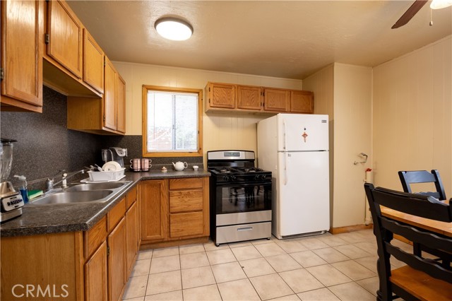 809 San Bernardino Avenue, Sugarloaf CA: https://media.crmls.org/medias/aa5da244-17b4-41fd-9a77-fce93e8321e0.jpg