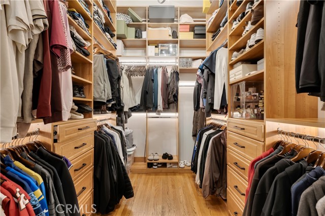 Detail Gallery Image 14 of 29 For 19943 Oxnard, Woodland Hills,  CA 91367 - 4 Beds | 3 Baths