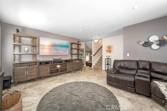 6786 Molokai Drive, Cypress CA: https://media.crmls.org/medias/aa5e4820-5455-445d-a72d-df77df3f8a82.jpg