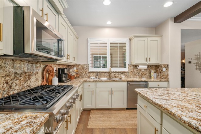 14131 Apple Grove Court, Eastvale CA: https://media.crmls.org/medias/aa653b28-76a0-4fb1-8663-6831b400ead3.jpg