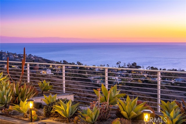 3355 Alta Laguna Boulevard, Laguna Beach CA: https://media.crmls.org/medias/aa665dc1-916b-4215-9bf0-059784fc2020.jpg