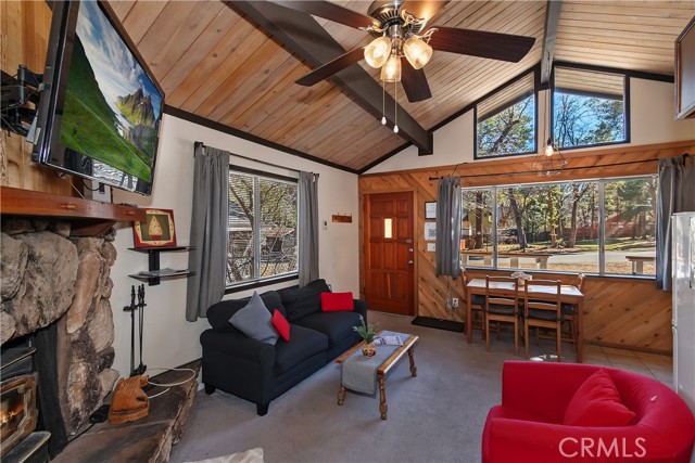 254 Wabash Lane, Sugarloaf CA: https://media.crmls.org/medias/aa66dc01-08a6-4063-9936-1d7abc65e436.jpg