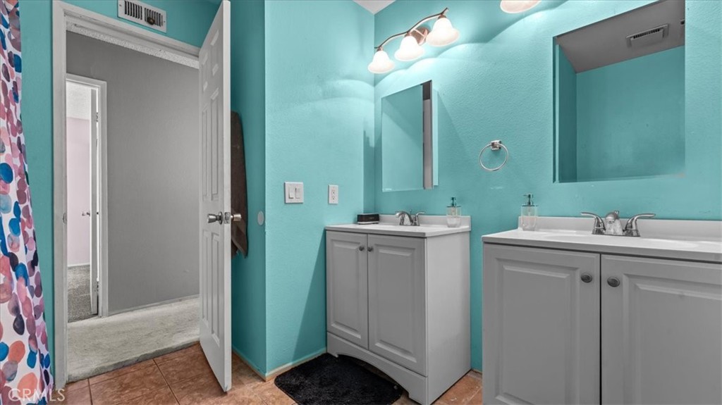 https://media.crmls.org/medias/aa687f3f-5a46-4172-8559-deed337b6b46.jpg?preset=X-Large