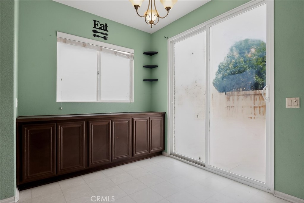 https://media.crmls.org/medias/aa68c3d6-b381-4695-b894-25ecce2c722e.jpg?preset=X-Large