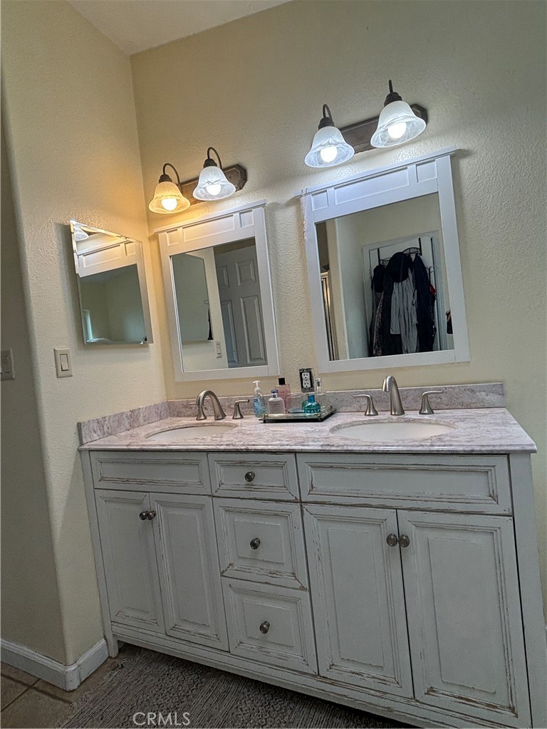 https://media.crmls.org/medias/aa69ada3-48a6-4de1-8c15-38c5a5dbbb2d.jpg?preset=X-Large