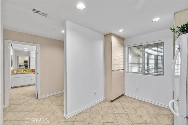 Image 11 of 40 For 2233 Martin  302