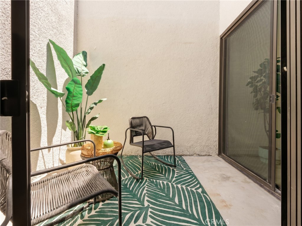 https://media.crmls.org/medias/aa6d935b-ae33-43f2-adf1-6b6727c7f4c5.jpg?preset=X-Large