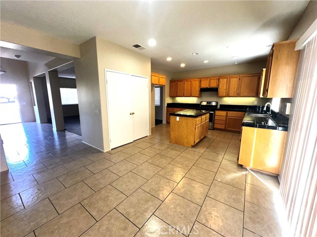 Detail Gallery Image 8 of 23 For 14711 Hondo Dr, Victorville,  CA 92394 - 4 Beds | 2/1 Baths