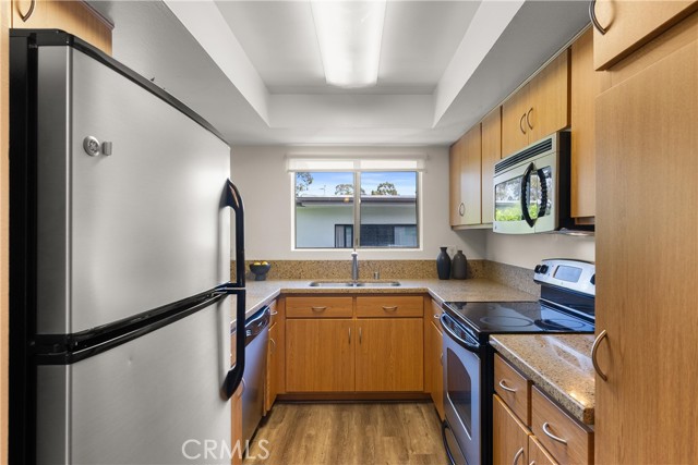 Granite counters, stainless steel appliances.