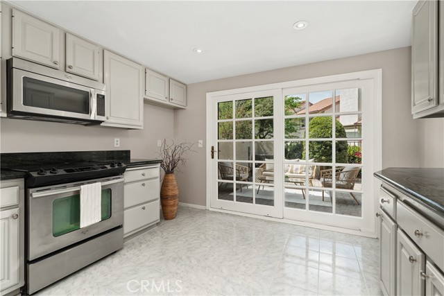Detail Gallery Image 10 of 36 For 8405 Sweetwater Cir, Huntington Beach,  CA 92646 - 4 Beds | 3 Baths