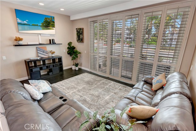 Detail Gallery Image 2 of 26 For 2 Escapade Ct, Newport Beach,  CA 92663 - 3 Beds | 3 Baths