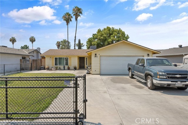 Detail Gallery Image 1 of 33 For 1911 W Vine St, Visalia,  CA 93277 - 3 Beds | 2 Baths