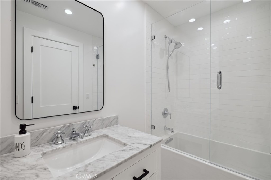 Aa742a33 F733 4f98 A846 F3c922c28639