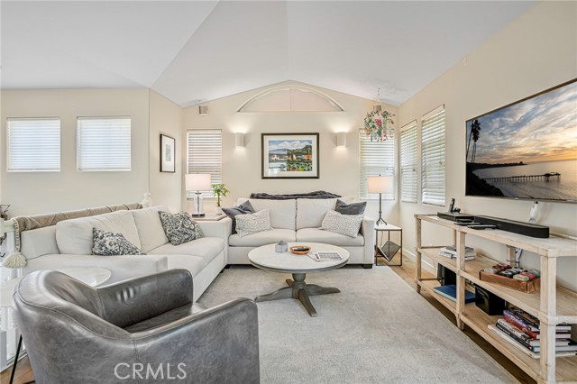 1034 Isabella Avenue, Coronado CA: https://media.crmls.org/medias/aa74f008-06a5-44b2-a723-ae36d2b36159.jpg