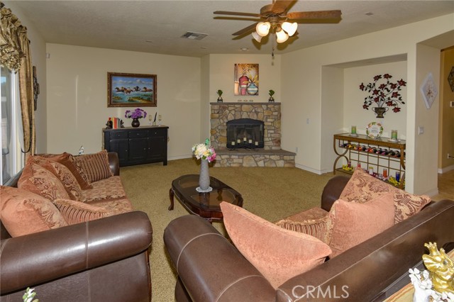 Detail Gallery Image 10 of 50 For 19187 Glenbrook Cir, Apple Valley,  CA 92308 - 3 Beds | 2/1 Baths