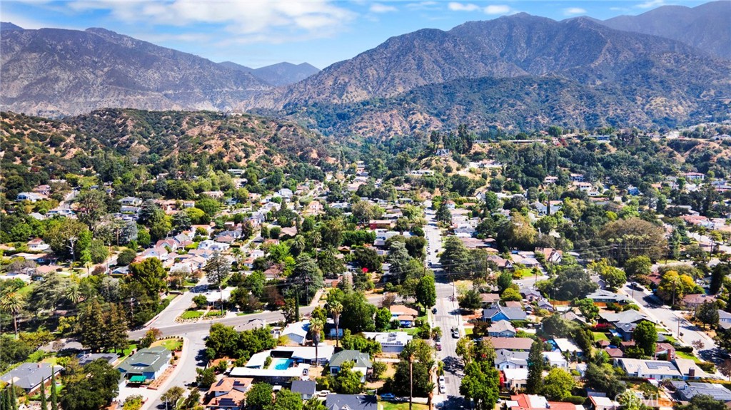 https://media.crmls.org/medias/aa7b4570-38b6-4c7e-b534-f5d045dbdc8b.jpg?preset=X-Large