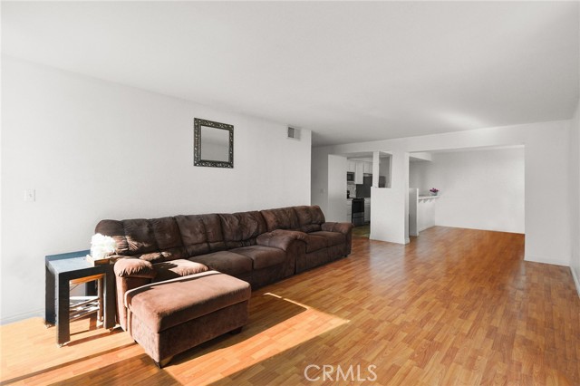 911 N Kings Road, West Hollywood CA: https://media.crmls.org/medias/aa7c2d21-8b1c-4b06-92fe-eea3161bf734.jpg