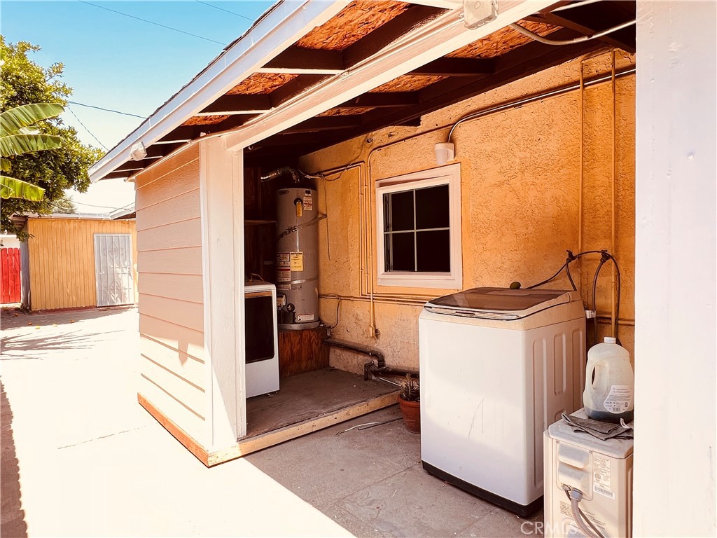 https://media.crmls.org/medias/aa7e7a70-4481-4f4b-9cb1-1273ce29935d.jpg?preset=X-Large