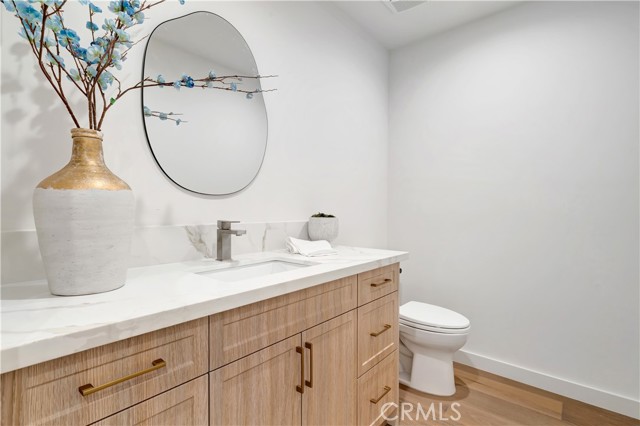 Detail Gallery Image 10 of 28 For 4830 Hasekian Dr, Tarzana,  CA 91356 - 4 Beds | 4/1 Baths